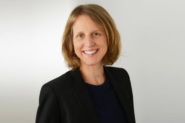 Frau blickt in die Kamera