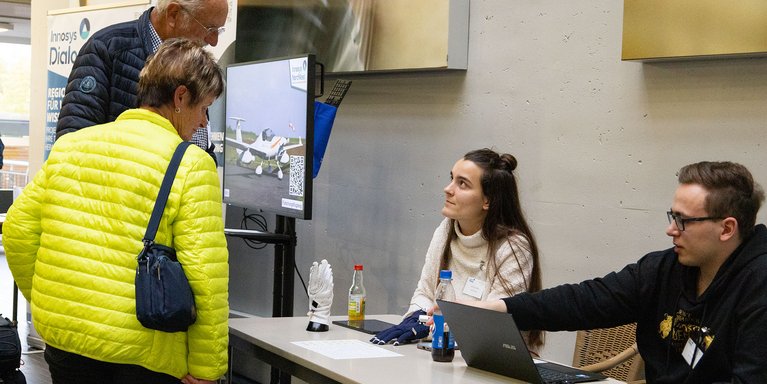 Das Wings-Projekt präsentiert Handschuhe für sehbehinderte Menschen im Rahmen des Dialogs (Foto: Malte Schmidt, Jade HS)