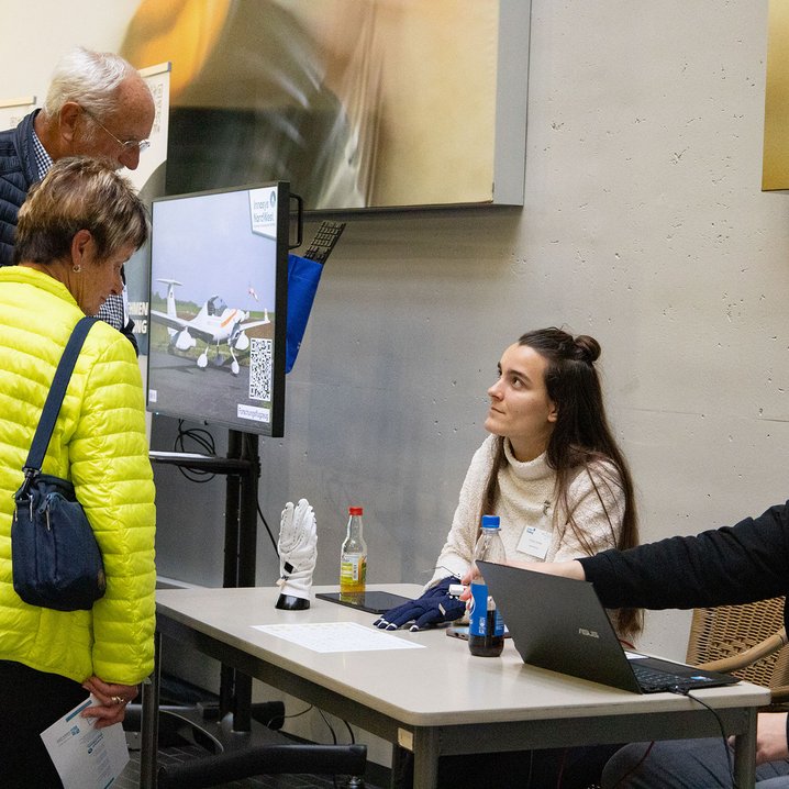 Das Wings-Projekt präsentiert Handschuhe für sehbehinderte Menschen im Rahmen des Dialogs (Foto: Malte Schmidt, Jade HS) 