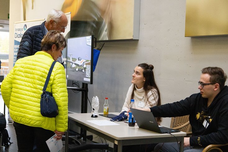 Das Wings-Projekt präsentiert Handschuhe für sehbehinderte Menschen im Rahmen des Dialogs (Foto: Jade HS/Malte Schmidt)