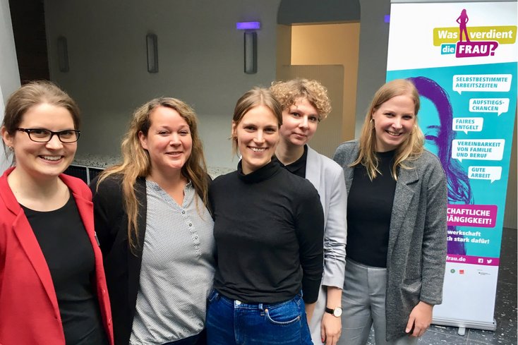 Ermuntern Frauen sich näher mit dem Thema „Geld“ auseinanderzusetzen (v.li.): Marie Fischer, Dörte Schneider, Flora Antoniazzi, Wiebke Blanquett und Laura Rauschnick. Foto: Jade HS