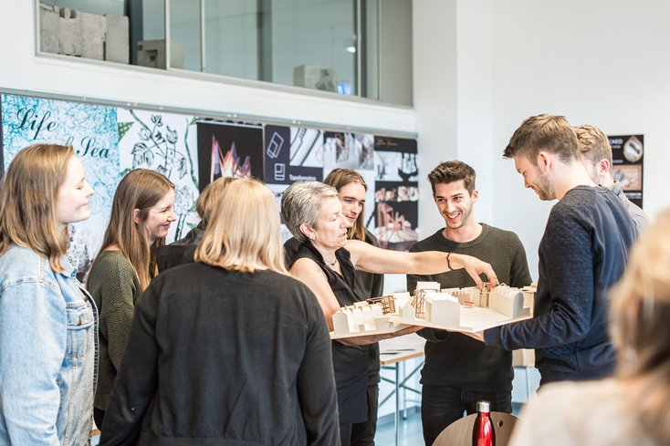 Eine Dozentin erklärt Studierenden etwas an einem Modell