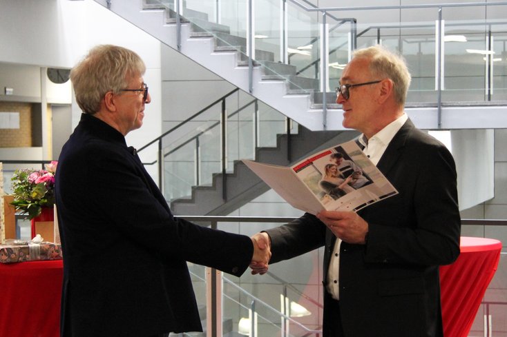 Hochschulpräsident Prof. Dr. Manfred Weisensee bedankt sich bei Prof. Dr. Elmar Schreiber für die langjährige Zusammenarbeit. (Foto: Jade HS/Daniela Wrage)