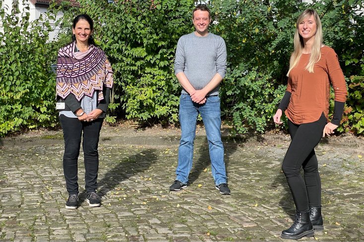 Prof. Dr. Frauke Koppelin, Alexander Pauls und Kristin Illiger (von links) konzipierten den Studiengang Angewandte Pflegewissenschaften der Jade Hochschule, der mit dem Wintersemester 2021/22 gestartet ist. (Foto: Jade HS)