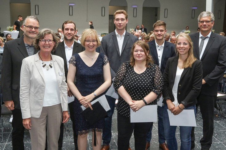 Die Absolvent_innen der Abteilung Geoinformation mit dem Vorsitzenden der Prüfungskommission Prof. Dr. Stefan Schöf (hinten links), Studiendekanin Prof. Dr. Ingrid Jaquemotte (vorne links) und Dekan Prof. Dr.-Ing. Hans-Hermann Prüser (hinten rechts)