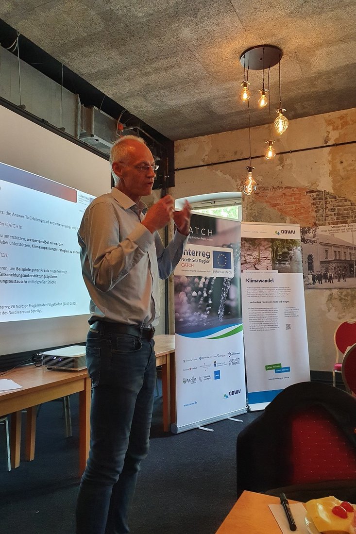 Helge Bormann beim Treffen des OOWV im Gespräch mit Akteuren der kommunalen Wasserwirtschaft im Juni dieses Jahres. Bormann erläutert hier internationale Beispiele und Methoden der Wasserresilienz und gestaltet Workshops zur Erarbeitung nächster Schritte in den jeweiligen Kommunen mit. Foto: Foto: Jade Hochschule