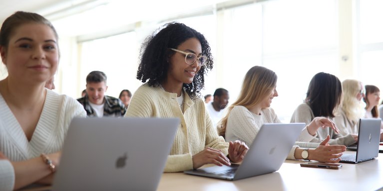 Studentinnen mit Laptops im Vorlesungsraum