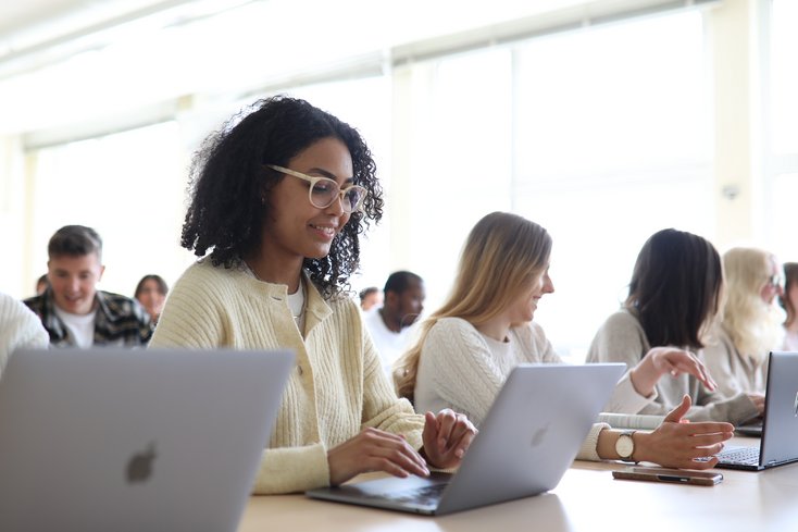 Studentinnen mit Laptops im Vorlesungsraum