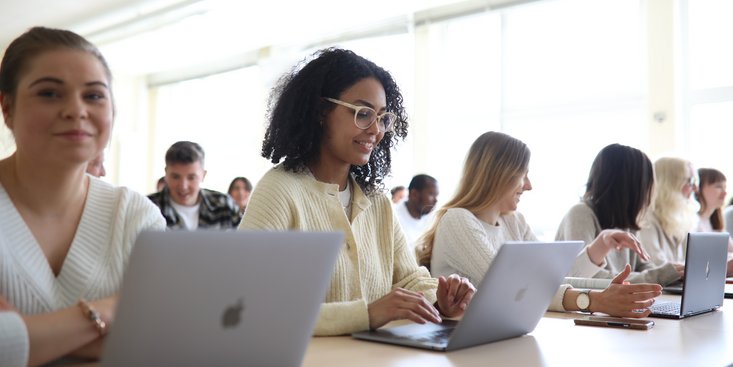 Studentinnen mit Laptops im Vorlesungsraum