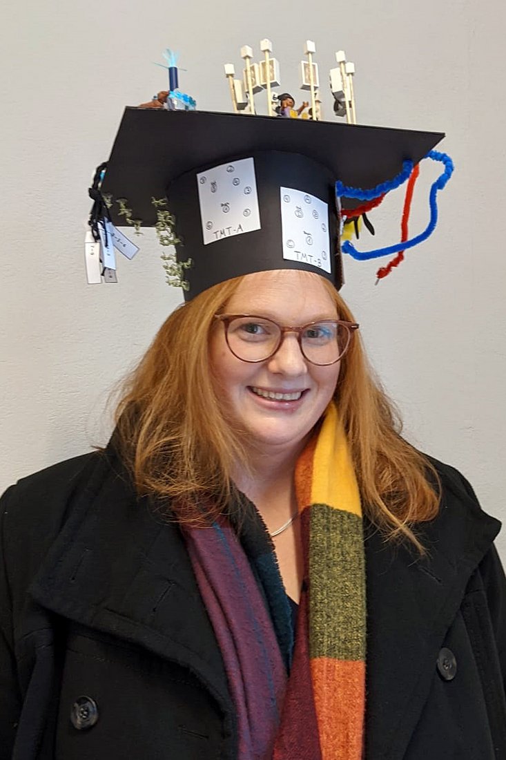 Dr. Theresa Nüsse mit dem von den Kolleg_innen liebevoll gestalteten Doktorhut. (Foto: Sabine Zeller/Jade HS)