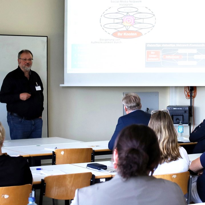 Prof. Dr. Stephan Kull spricht zum Thema Erfolg mit Social Media für Unternehmen (Foto: Jade HS/Nane Noll)
