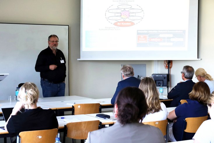 Prof. Dr. Stephan Kull spricht zum Thema Erfolg mit Social Media für Unternehmen (Foto: Jade HS/Nane Noll)