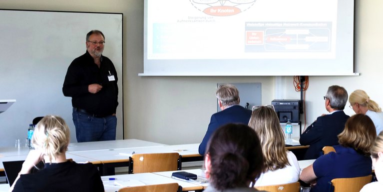 Prof. Dr. Stephan Kull spricht zum Thema Erfolg mit Social Media für Unternehmen (Foto: Jade HS/Nane Noll)