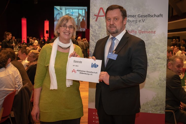 Brunhilde Becker Vorsitzende der Alzheimer Gesellschaft Oldenburg e. V. und Prof. Thomas Wegener Vorstand Institut für Rohrleitungsbau an der Fachhochschule Oldenburg e. V. (Foto: Michael Stephan, honorarfrei)