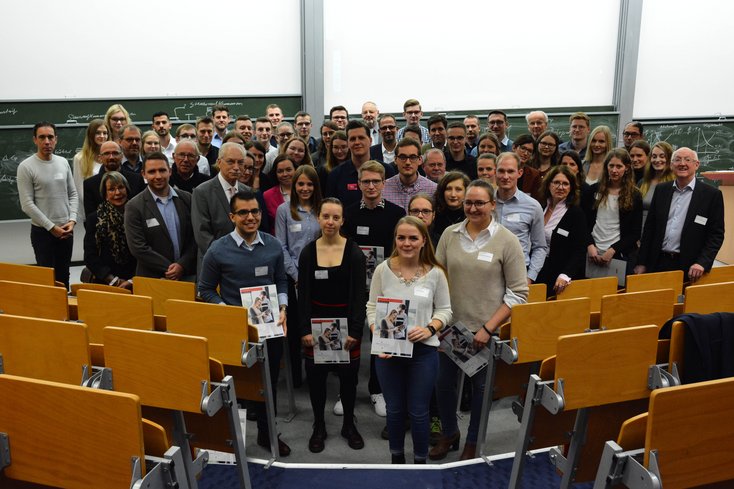 Die Stipendiaten und Förderer bei der Auftaktveranstaltung Campus Wilhelmshaven. Fotos: Axel Biewer