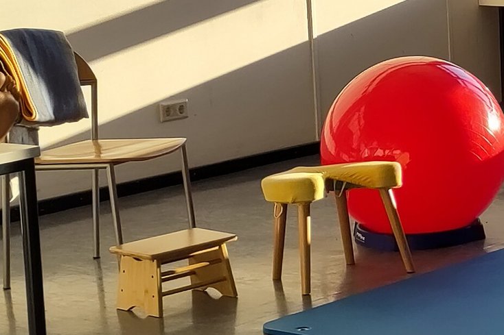 Materialien für verschiedene Gebärpositionen: Fußbank, Geburtshocker, Gymnasstikball und Yogamatte (Foto: Jade HS/Oda von Rahden)