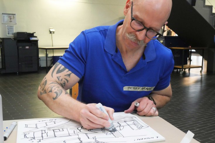 Station 2: Wie zeigen wir im Eingangsbereich, was wir als Hochschule haben und wohin wir wollen? Illustrator Detlef Krause brachte die Ideen und Zukunftsvisionen direkt zu Papier. (Foto: Jade HS/Daniela Wrage)
