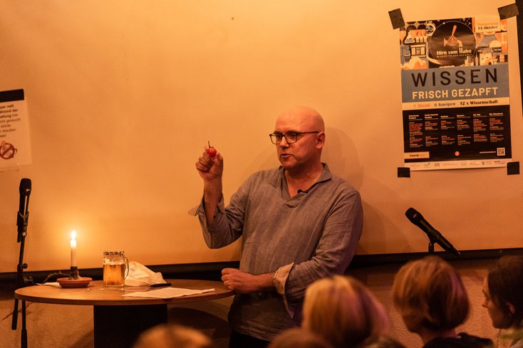 Darüber ob Bier gesünder sei als eine Tomate sprach Prof. Dr. Stefan Dietsche aus der Abteilung Technik und Gesundheit mit seinen Gästen im Marvins. (Fotos: Andreas Rothaus/Jade HS)