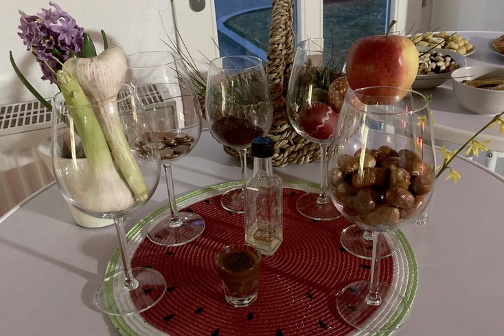 Ein wichtiges Element des Nouruz-Festes ist „Haft Sin“: ein Tisch mit sieben Symbolen, die den Anfangsbuchstaben „S“ haben und für Glück, Fruchtbarkeit und Gesundheit stehen - wie zum Beispiel Seer (Knoblauch), Seeb (Apfel) oder Sekka (Münzen). (Foto: Julia Blandfort/Jade HS)