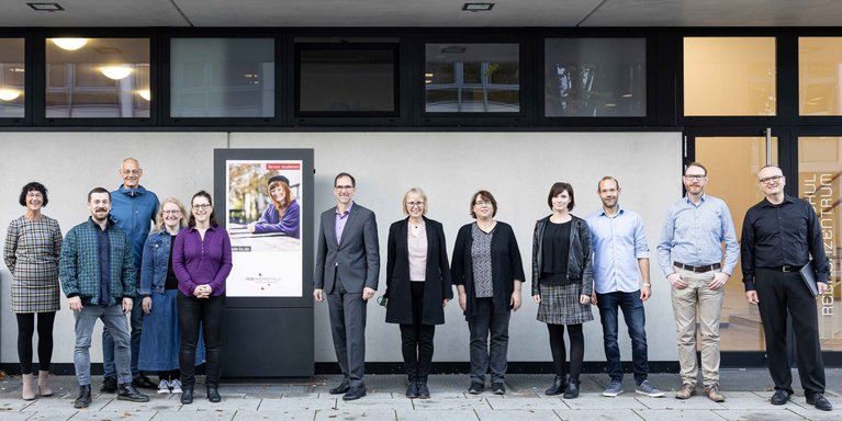 Das Projektteam am Campus Oldenburg (v.l.n.r.): Walburgis Fehners, Paul Walter, Dr. Helge Bormann, Dörthe Schulz, Diana Schmidt, Prof. Dr. Holger Saß, Prof. Dr. Juliane Benra, Prof. Dr. Inga Holube, Catharina Boss, Philip Schmidt, Prof. Dr. Stefan Gudenkauf, Prof. Dr. Jörg Bitzer (Foto: Jade HS)