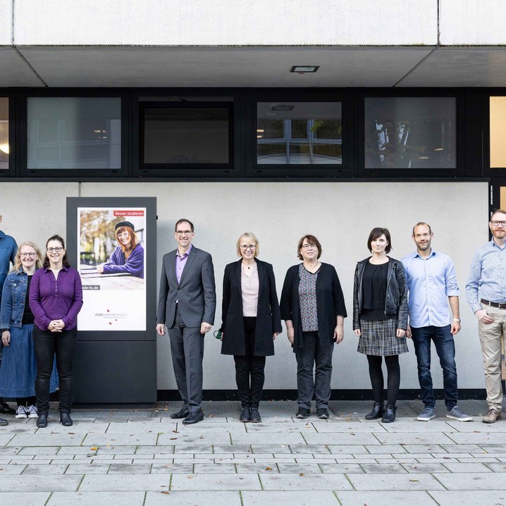 Das Projektteam am Campus Oldenburg (v.l.n.r.): Walburgis Fehners, Paul Walter, Dr. Helge Bormann, Dörthe Schulz, Diana Schmidt, Prof. Dr. Holger Saß, Prof. Dr. Juliane Benra, Prof. Dr. Inga Holube, Catharina Boss, Philip Schmidt, Prof. Dr. Stefan Gudenkauf, Prof. Dr. Jörg Bitzer (Foto: Jade HS)