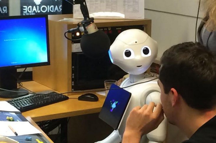 Roboter Pepper wurde für die Radiosendung über die Zukunft interviewt. Foto: Nahid Dawood/Jade HS