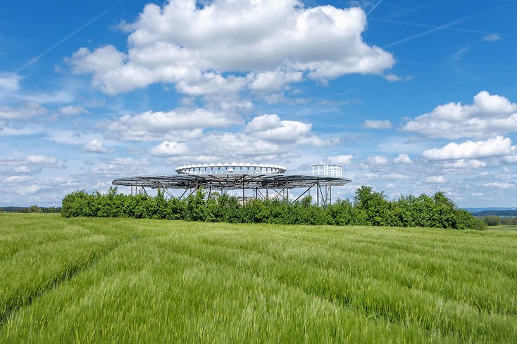 Nach Angaben der Fachagentur Windenergie an Land (FA Wind) werden in Deutschland rund 55 so genannte Doppler-VOR-Navigationsanlagen der Flugsicherung betrieben. Deren Anlagenschutzbereich von bisher 15 Kilometern soll künftig auf 6-7 km verringert werden. Foto: Robert Schneider/Adobe Stock