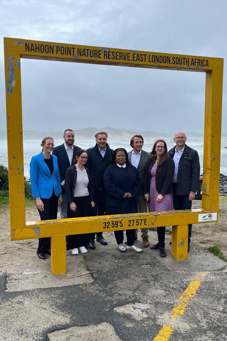 Die Delegation aus Oldenburg zu Besuch in Südafrika (v.l.): Prof. Dr. Katharina Teuber (Jade Hochschule), Dr. Sunke Schlüters (DLR), Dr. Britta Milimo (SKEW), Jürgen Krogmann (Oberbürgermeister Stadt Oldenburg), Princess Faku (Bürgermeisterin Buffalo City Metropolitan Municipality), Karsten Specht (Geschäftsführer OOWV und VKU-Vizepräsident), Meike Lenzen (OOWV), Frank Hinrichs (Büroleiter des Bürgermeisters, Stadt Oldenburg) (Foto: privat)