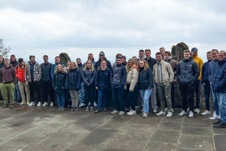 Die Besichtigung in Kassel bot nicht nur Infos und Ausblick, sondern auch die Gelegenheit für ein Gruppenfoto. Auf der Messe dagegen verstreuten sich die Teilnehmer dann in die verschiedenen Hallen. (Foto: Thomas Täschner)