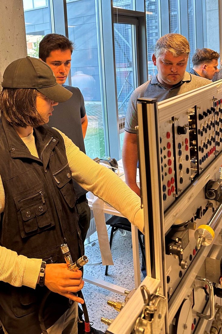 Laborübungen gemeinsam mit lettischen Studierenden. (Foto: Jade HS)