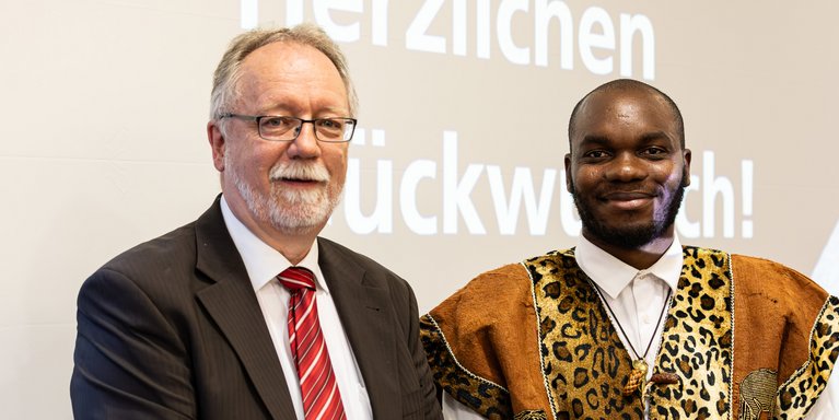 Prof. Jens Peter Thiessen (li.), Dekan des Fachbereichs Architektur, beglückwünscht Jean Philippe Zock Zang zum DAAD-Preis 2024. (Foto: Jade HS/Andreas Rothaus)