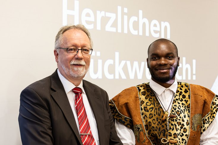 Prof. Jens Peter Thiessen (li.), Dekan des Fachbereichs Architektur, beglückwünscht Jean Philippe Zock Zang zum DAAD-Preis 2024. (Foto: Jade HS/Andreas Rothaus)