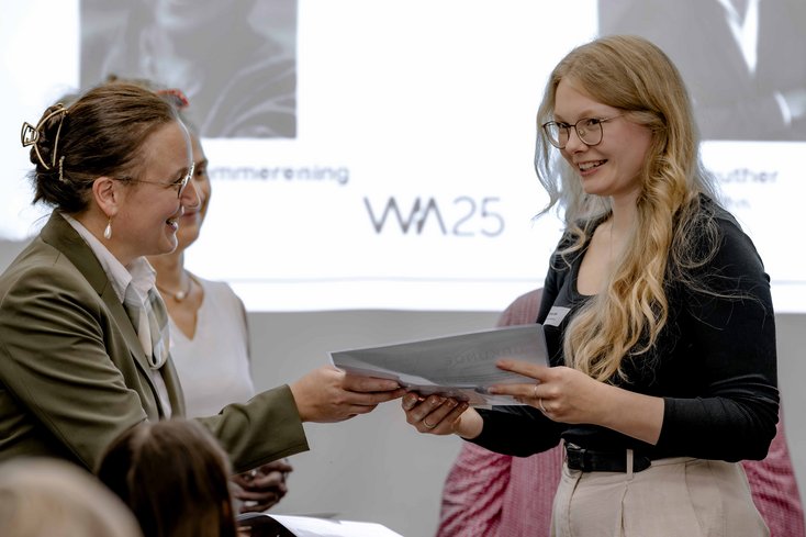 Urkundenübergabe durch Prof. Dr. Iris M. Reuther an Hanna Boie (Bild: Izabela Mittwollen)