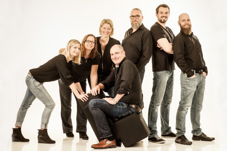 Das Institut für Online-Lehre (v.l.): Melanie Kirschner, Sabine Pettan, Nina Paul, Prof. Dr.-Ing. Harald Lohner, Michael Kieselstein, Till Rehbein, André Wölk (Foto: Photohouse Schworm)