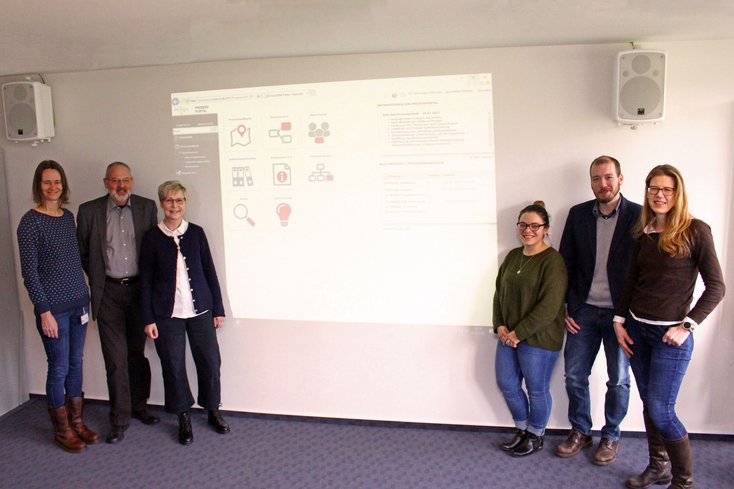 Brachten das Prozessportal auf den Weg (v.li.): Katja Müller, Prof. Dr. Uwe Weithöner, Petra Ducci-Eiklenborg, Lea-Kathrin Ahrens, Tim Grzabka und Jutta Galts (Foto: Gaby Pfeiffer/Jade HS)