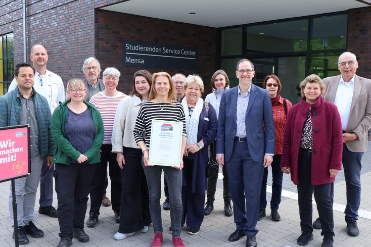 (v. li.) Christian Vinz (Mensaleitung Studierendenwerk), Sören Castens (Küchenleitung Mensa Wilhelmshaven), Sarah Neidhardt (Botanischer Garten Wilhelmshaven), Gerd Pöppelmeier (Fairtrade Friesland), Sigrid Heider (Botanischer Garten Wilhelmshaven), Isabel Schröder (Fairtrade Deutschland e.v.), Berit Müller (Nachhaltigkeitskoordinatorin Jade Hochschule), Jörg Meier (Oldenburg handelt fair), Astrid Zaage (Bürgermeisterin Wilhelmshaven), Sara Broda (Oldenburg handelt fair), Holger Saß (Vizepräsident Forschung, Third Mission, Gleichstellung), Barbara Groneick (Wilhelmshaven Touristik & Freizeit GmbH), Anke Müller (Fairtrade Friesland), Bert Albers (Vizepräsident Personal, Finanzen und Liegenschaften) (Foto: Jade HS/Mara Ackermann) 