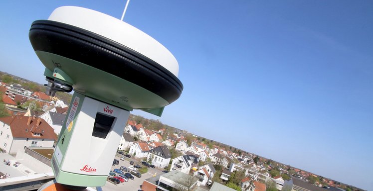 GNSS-Antenne auf dem Messturm mit Panorama von Oldenburg im Hintergrund