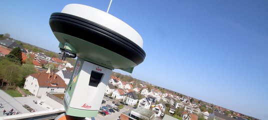 GNSS-Antenne auf dem Messturm mit Panorama von Oldenburg im Hintergrund