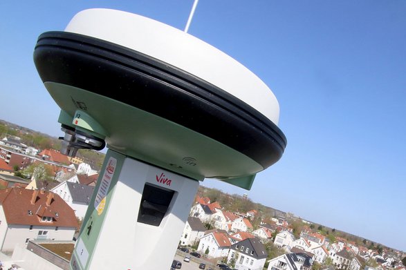 GNSS-Antenne auf dem Messturm mit Panorama von Oldenburg im Hintergrund