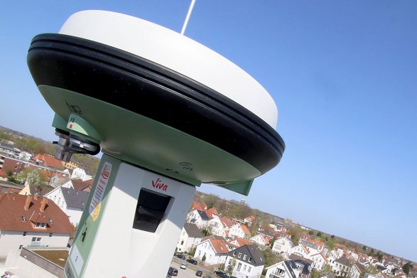 GNSS-Antenne auf dem Messturm mit Panorama von Oldenburg im Hintergrund