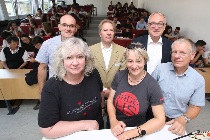 Das Team der Summerschools: (v.l. vorne Iris Wilters (International Office), Andrea Menn (International Office), Prof. Dr. Jürgen Legler (Fachbereich Ingenieurwissenschaften), hinten Prof. Dr. Stefan Gaß-mann (FB Ingenieurwissenschaften), Studiendekan Prof. Dr. Lars Nolle (FB Ingenieurwissenschaften) und Präsident Prof. Dr. Manfred Weisensee. (Foto: Piet Meyer)