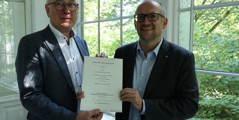 Prof. Dr. Manfred Weisensee (auf der linken Seite) überreicht die Ernennungsurkunde an Prof. Dr. Frederic Stahl. 