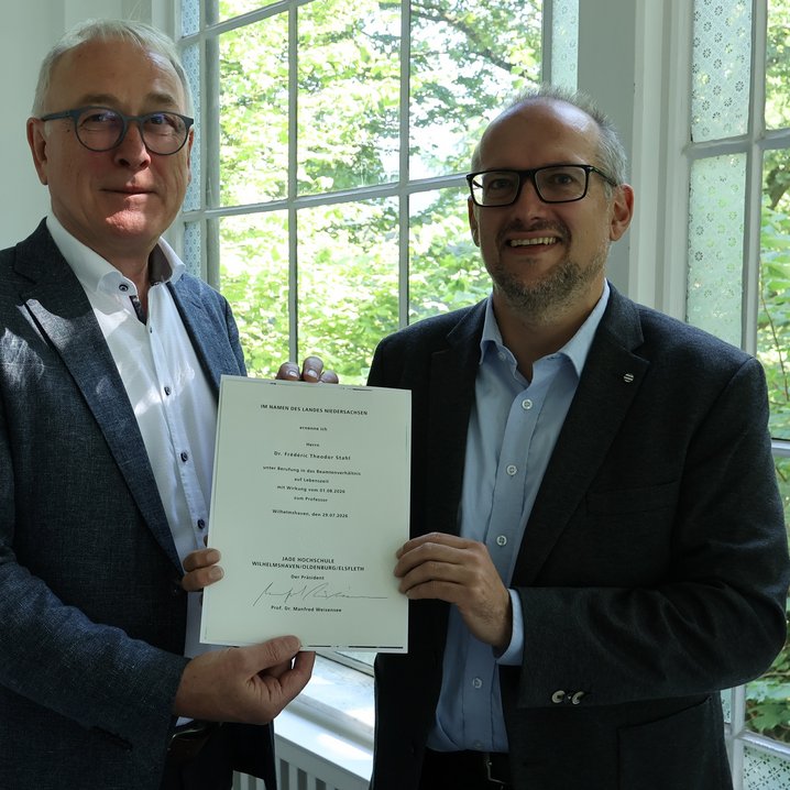 Prof. Dr. Manfred Weisensee (auf der linken Seite) überreicht die Ernennungsurkunde an Prof. Dr. Frederic Stahl.