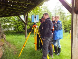 Studierende nehmen ein Gbeäude mit Laserscanning auf