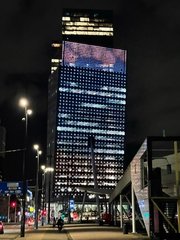 Beleuchtetes Hochhaus bei Nacht