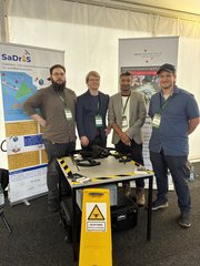 Mitarbeiter auf dem Messestand