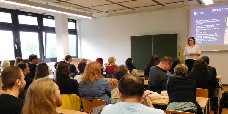 Gemeinsame Lehrveranstaltung bei Prof. Dr. Réka Saáry von der Obuda University (Foto: Christiane Goodfellow/Jade HS)