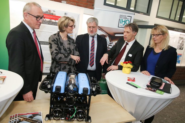 Die Ministerin informierte sich über die angewandten Forschungsprojekte an der Jade Hochschule (v.li.): Prof. Dr. Manfred Weisensee, Anja Karliczek, Stephan Albani, Prof. Dr. Thomas Luhmann und Prof. Dr. Andrea Czepek. (Foto: Piet Meyer/Jade HS)