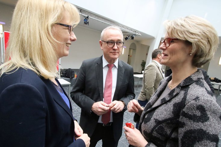 Auf Nachfrage der Ministerin stellte Prof. Dr. Andrea Czepek (li.) das Fachkräftebündnis im Projekt „Erfolgreich 4.0“ vor. (Foto: Piet Meyer/Jade HS)