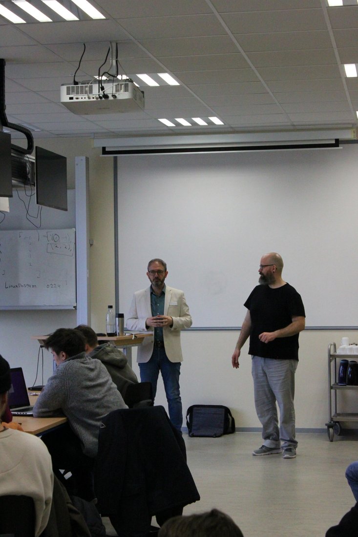 Prof. Dr. Ammar Memari und Jérome Agater bei ihrer Präsentation (Bild: Jade HS)